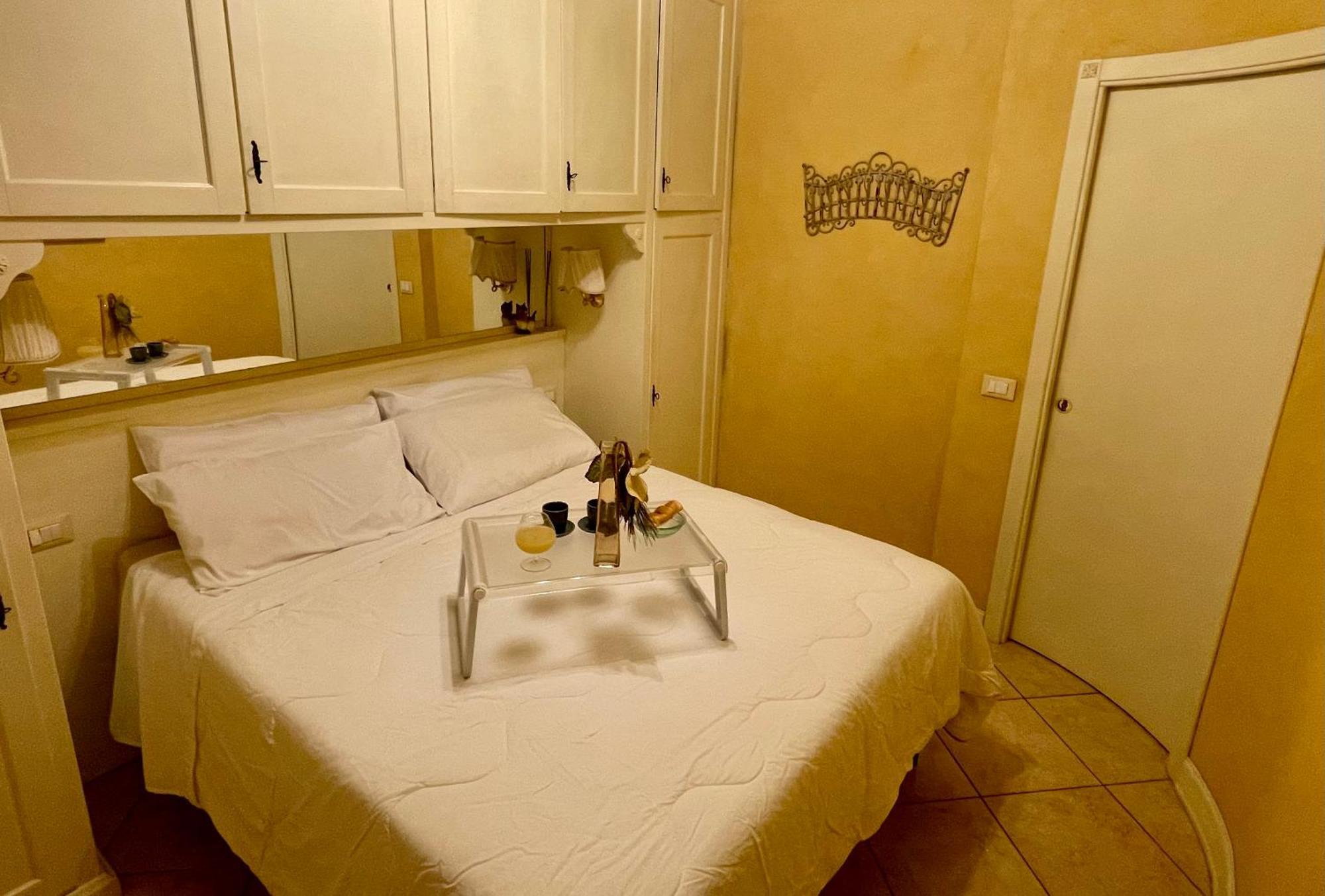 Doctor House Desenzano Apartamento Desenzano del Garda Exterior foto