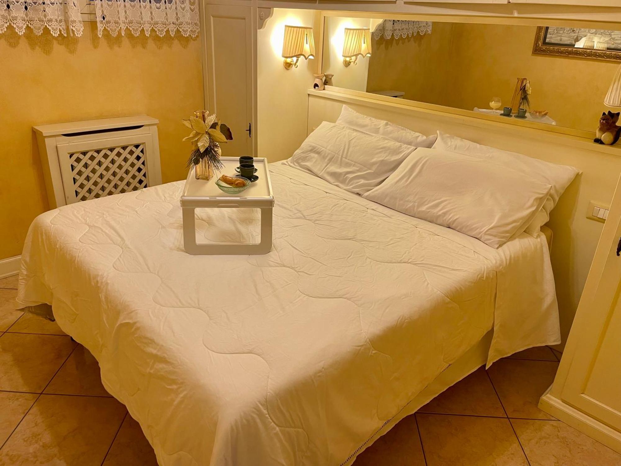 Doctor House Desenzano Apartamento Desenzano del Garda Exterior foto