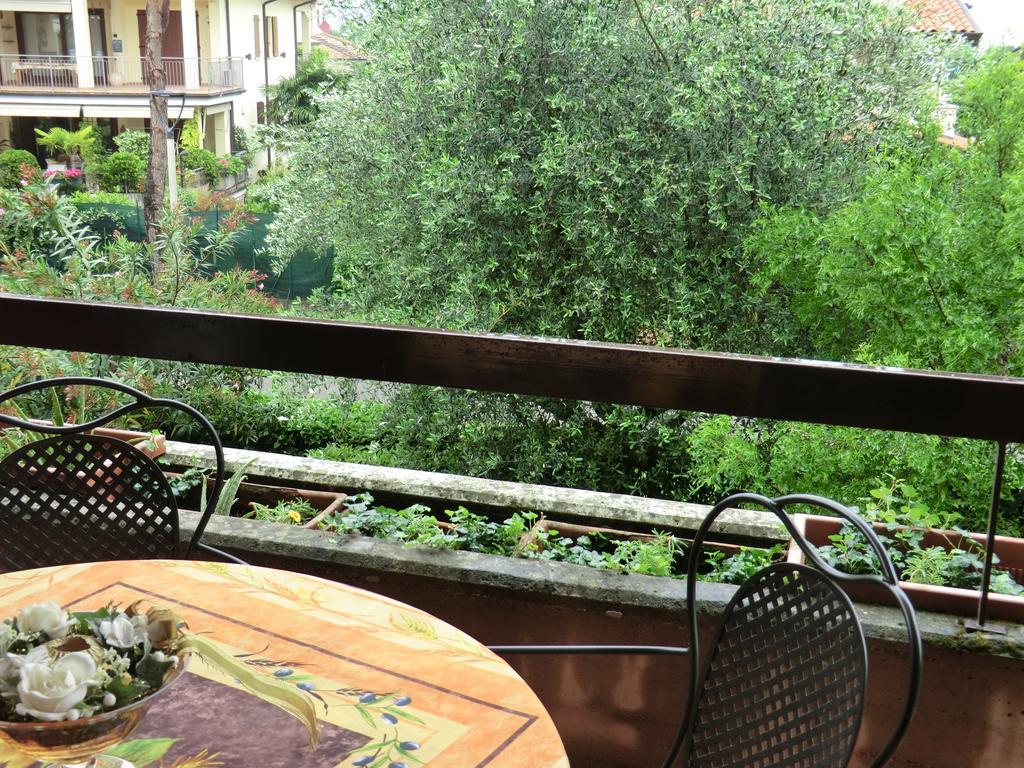 Doctor House Desenzano Apartamento Desenzano del Garda Exterior foto