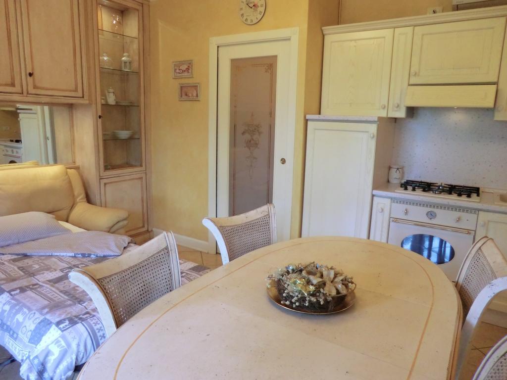 Doctor House Desenzano Apartamento Desenzano del Garda Exterior foto
