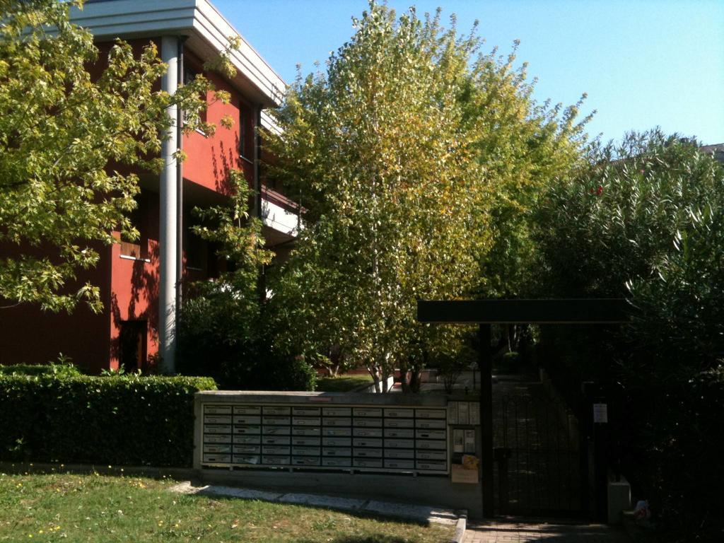 Doctor House Desenzano Apartamento Desenzano del Garda Exterior foto