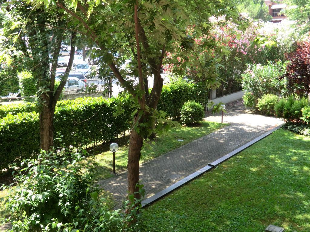 Doctor House Desenzano Apartamento Desenzano del Garda Exterior foto