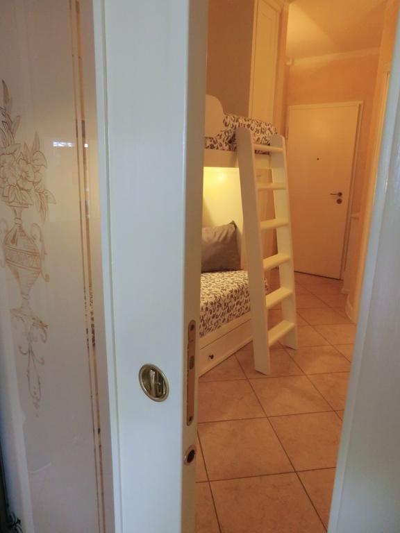 Doctor House Desenzano Apartamento Desenzano del Garda Exterior foto